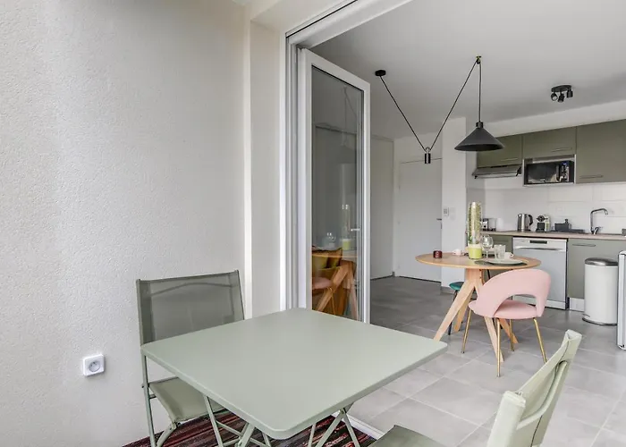 Oiqia Bonnefoy ~ 1 Avec Balcon Apartment