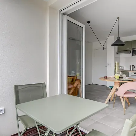 Oiqia Bonnefoy ~ 1 Avec Balcon Apartment